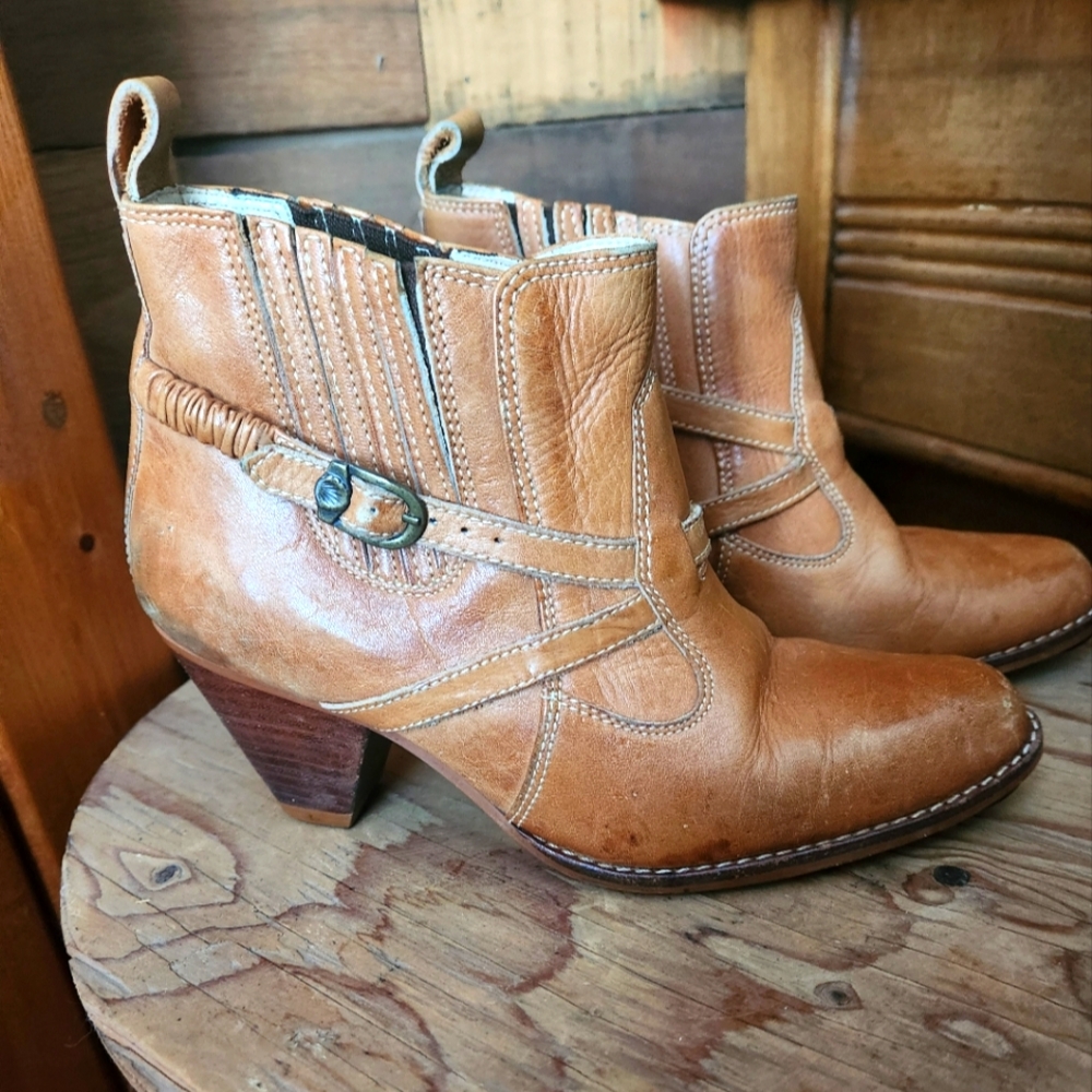TOWN AND COUNTRY VINTAGE ANKLE BOOTS- WOMENS SIZE 7.5